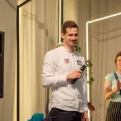 Timo Clasen empfängt Applaus nach einem Vortrag